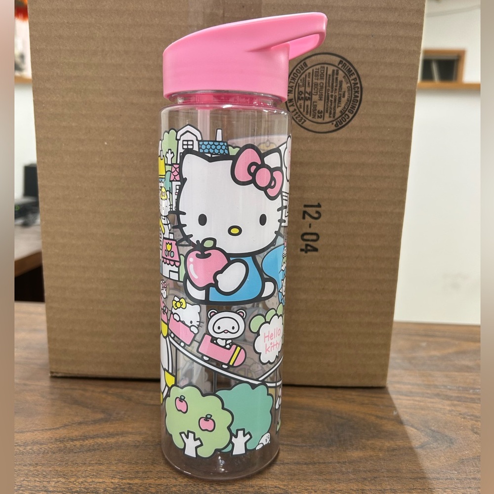 New Hello Kitty Sanrio Plastic 24 oz Pink Water Bottle